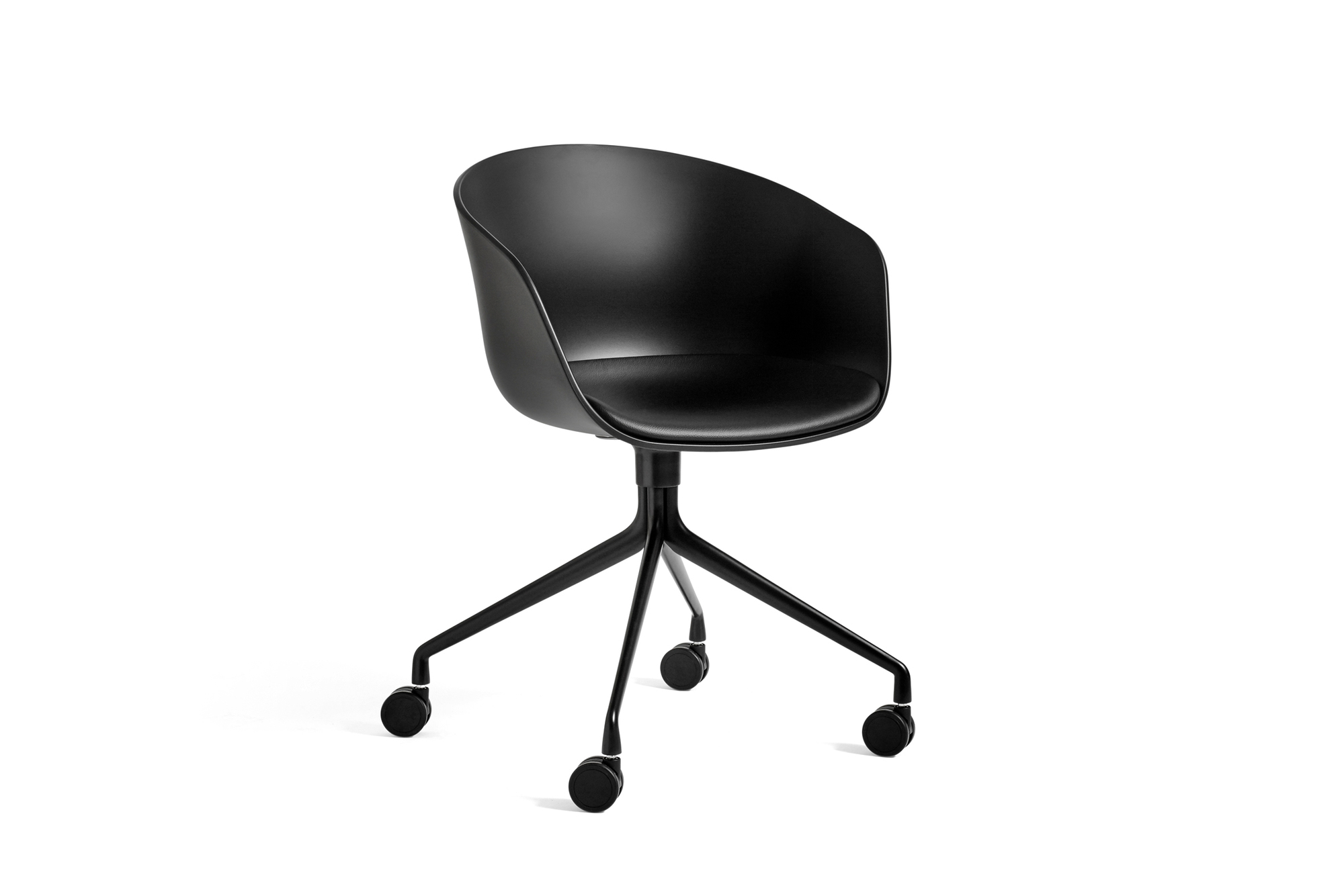 Schwarzer About A Chair AAC 24 Bürostuhl von Hay mit Rollen vor weißem Hintergrund.