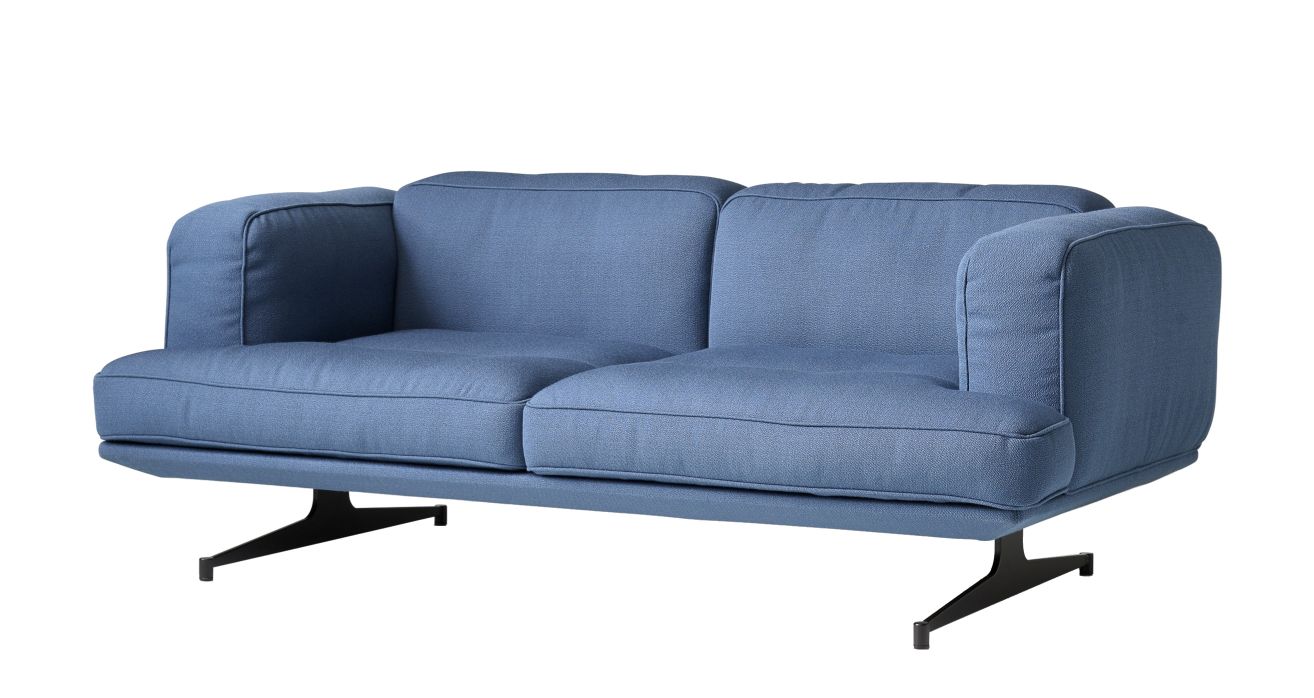 AndTradition Inland Sofa AV22/AV23 in Blau mit schwarzen Metallfüßen, modernes skandinavisches Design für Wohnzimmer.