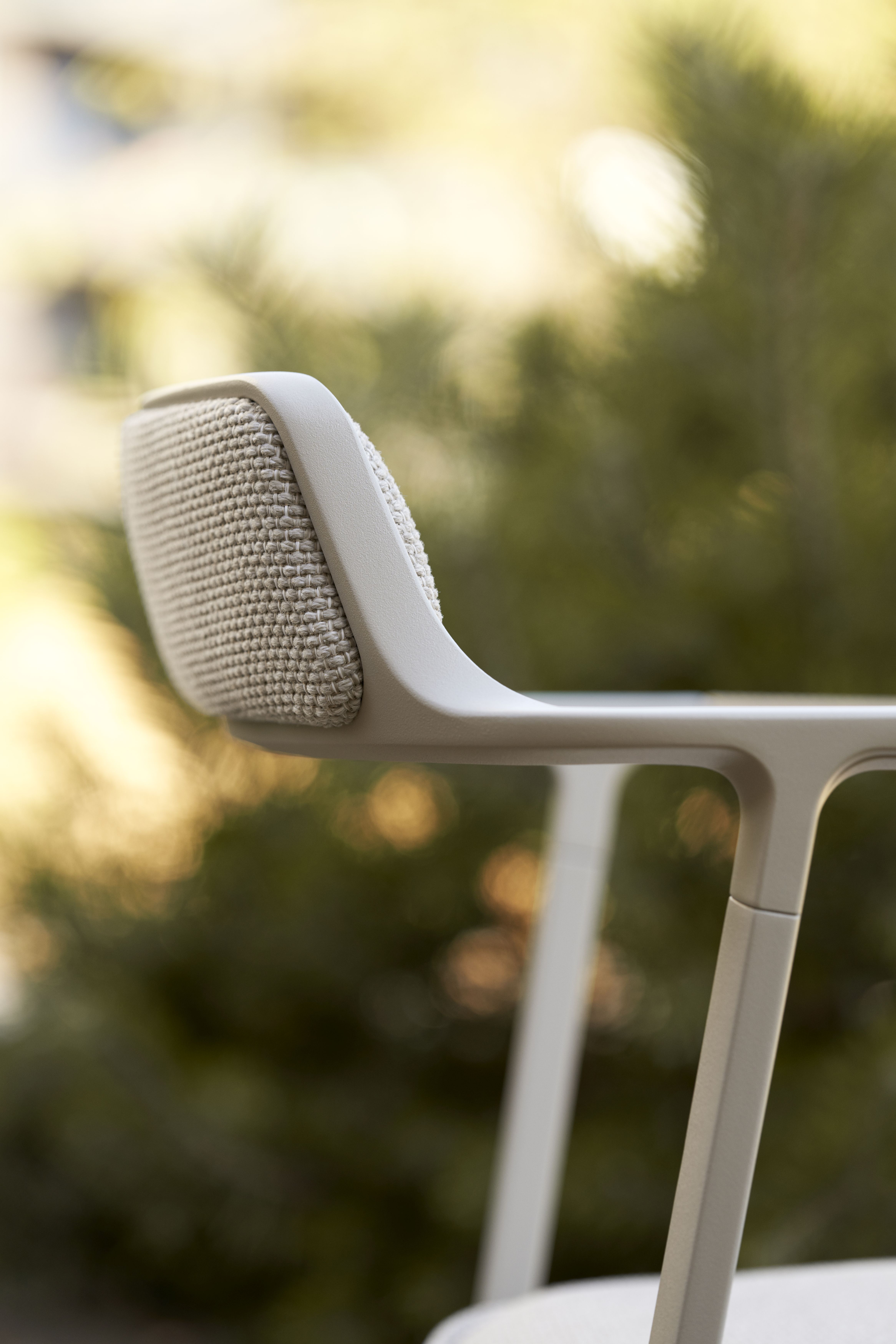 Detailaufnahme des Vipp Open-Air Stuhls: Moderner Outdoor-Stuhl mit Textilrückenlehne und minimalistischem Design für Garten und Terrasse.