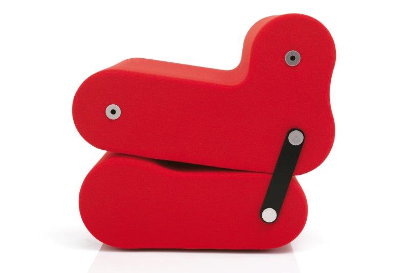 Roter Multichair Sessel von B-Line, moderner Design-Sitzmöbel für Wohnzimmer und Büro, flexible Sitzpositionen.