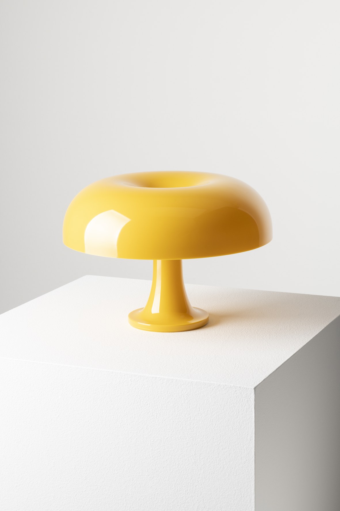 Gelbe Nessino Tischleuchte von Artemide: Pilzförmige Designlampe für Nachttisch oder Wohnzimmer.