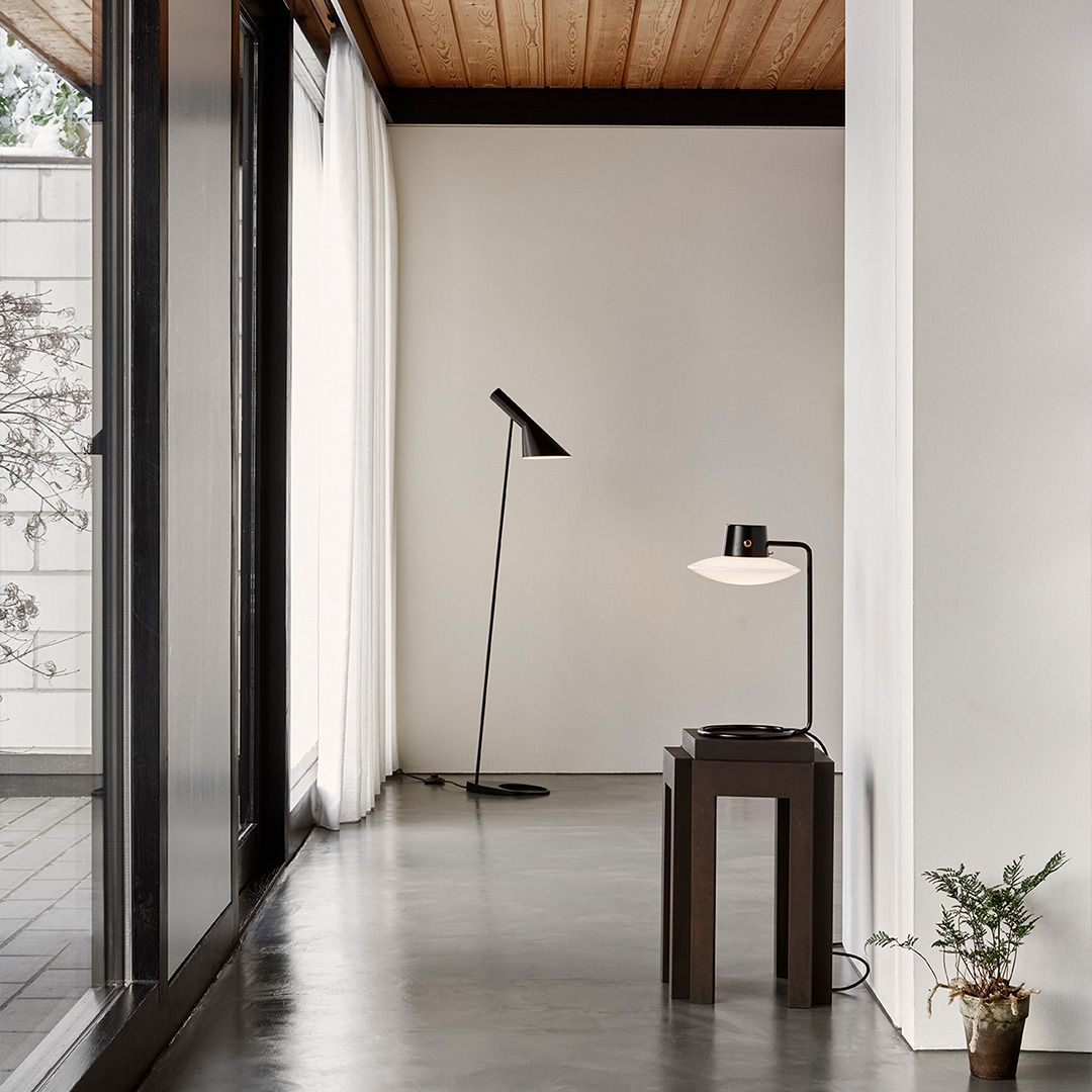 Schwarze Stehlampe und Tischleuchte im modernen Design, minimalistische Beleuchtung für Wohnzimmer und Büro.