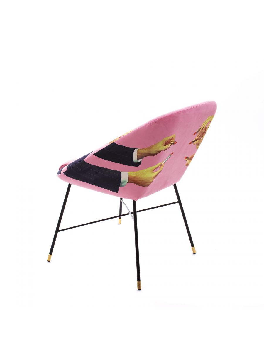 Toiletpaper Polsterstuhl von Seletti, rosa Sessel mit Hände-Motiv und schwarzen Metallbeinen, modernes Möbeldesign.