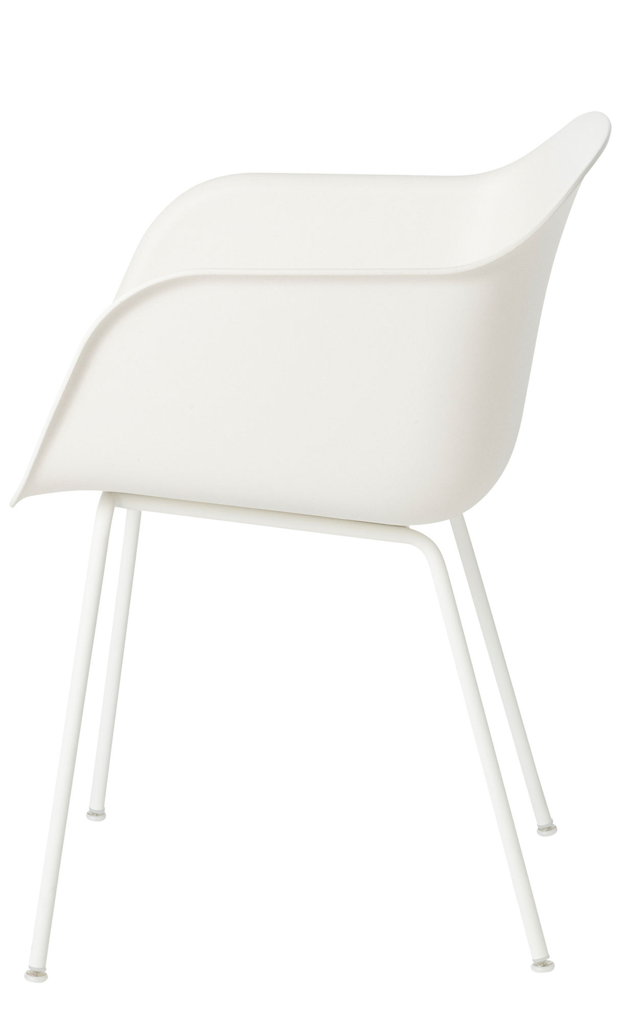 Weißer Fiber Armchair Stuhl von Muuto mit minimalistischem Design und Stahlrohrgestell, Seitenansicht.