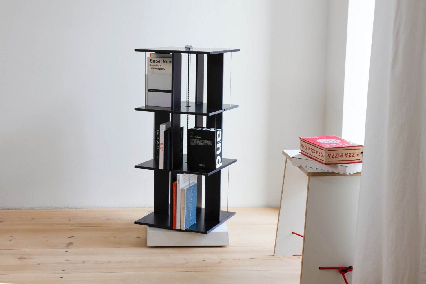 Boekentoren met letters, dvd-rek van Nils Holger Moormann