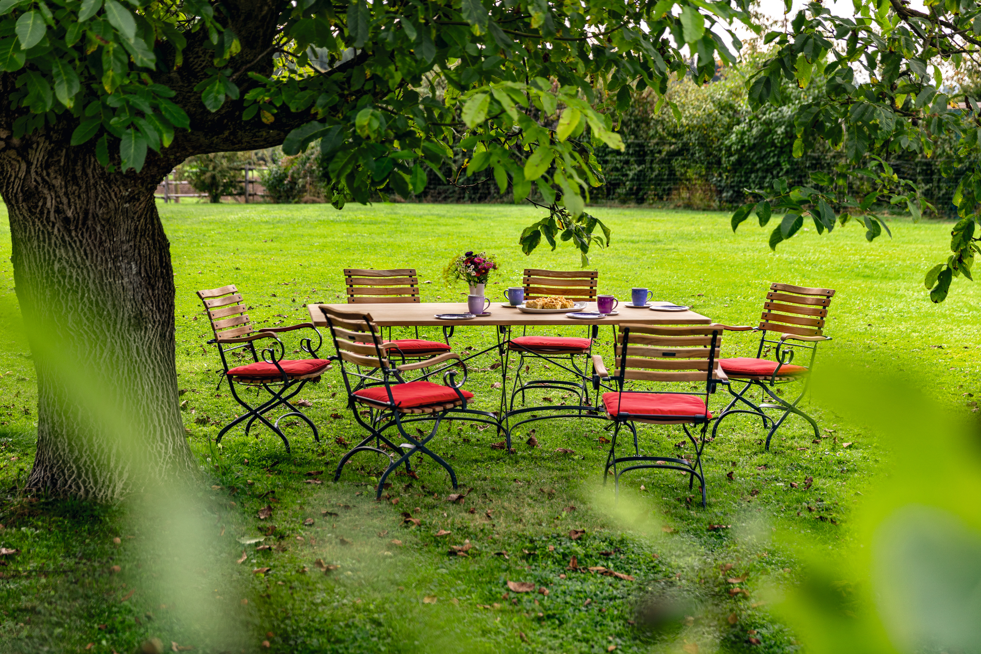 Weishäupl Classic Chair: Klappbarer Stuhl ohne Armlehnen, weiß, für Garten und Terrasse.