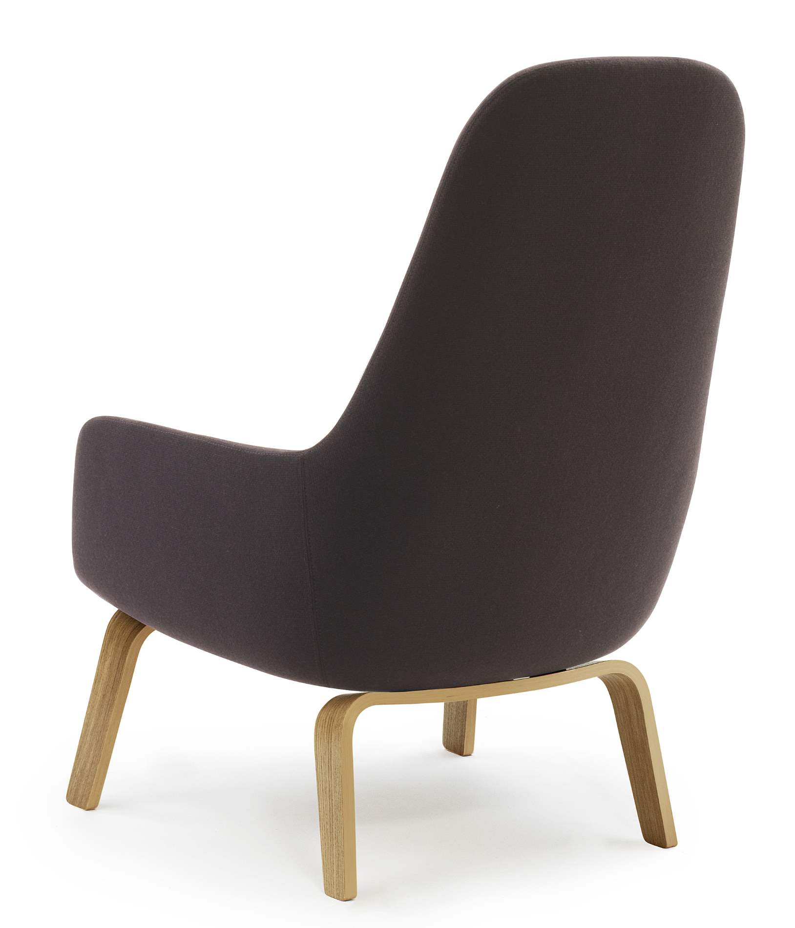 Rückansicht des Era Lounge Sessels von Normann Copenhagen mit hoher Rückenlehne und Holzgestell.