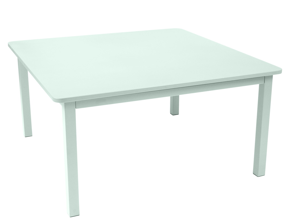 Heller, quadratischer Craft Tisch von Fermob für den Außenbereich, ideal für Garten und Terrasse.