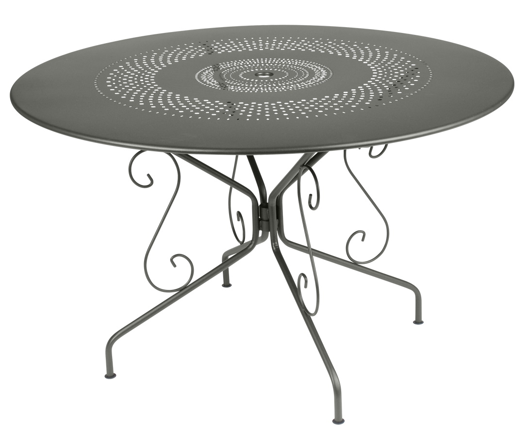 Grauer Montmartre Gartentisch von Fermob mit runder Tischplatte und filigranem, geschwungenem Metallgestell.