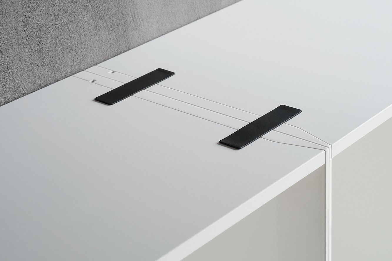 Detailaufnahme eines weißen Nex Pur Regals von Piure mit schwarzen Verbindungsstücken, minimalistisches Design für moderne Wohnräume.