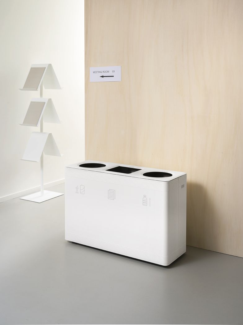 Weißes Ditch 3 Abfalltrennsystem Functionals mit drei Fächern für Mülltrennung im Büro.