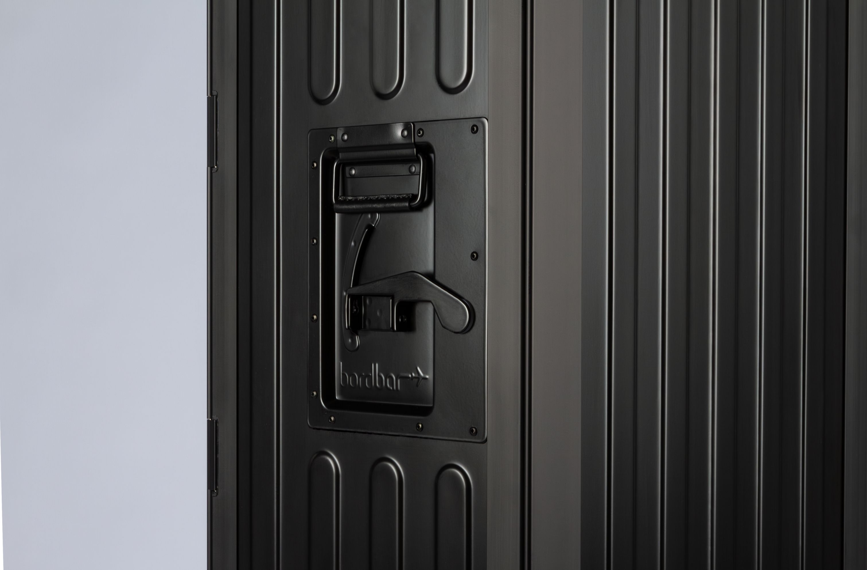 Detailaufnahme des Voyager Flugzeugtrolleys Neonblack mit Bordbar-Logo und Verschlussmechanismus.