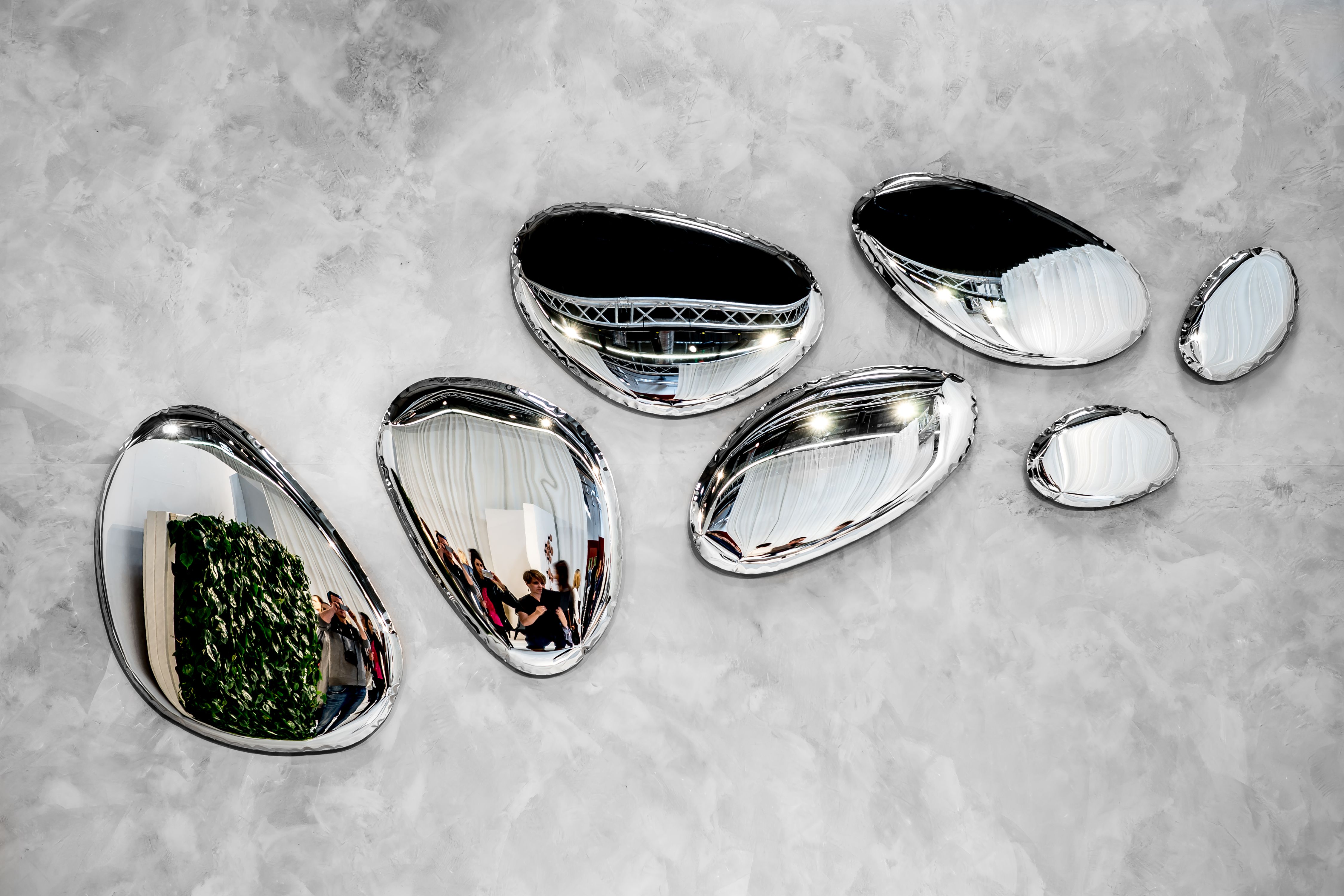 Tafla Spiegel von Zieta im Design Dark Matter, moderne Wanddekoration und reflektierende Kunstobjekte.