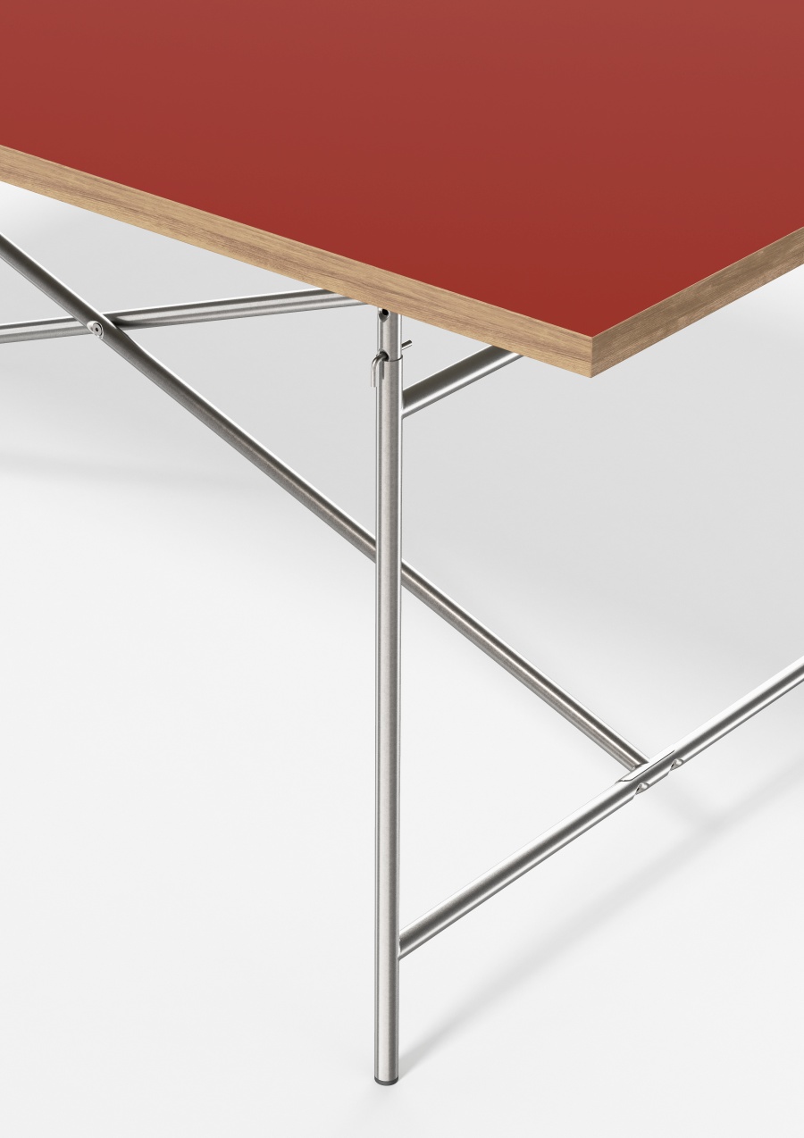 Detailansicht des Eiermann Tischgestells mit roter Tischplatte, Designklassiker von Richard Lampert.