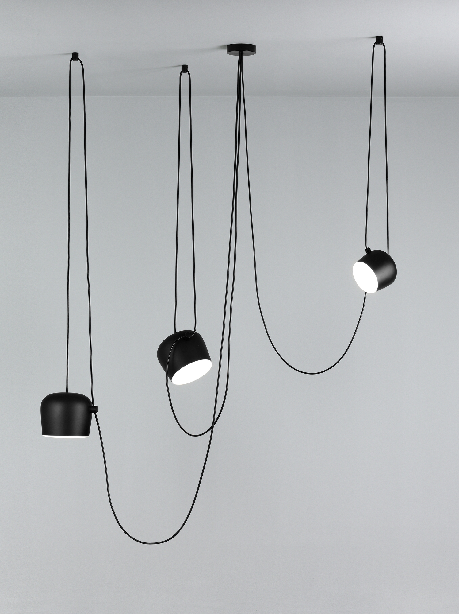 Schwarze Aim Small Pendelleuchte von Flos, 3er Set, moderne Hängeleuchte mit Kabeln.