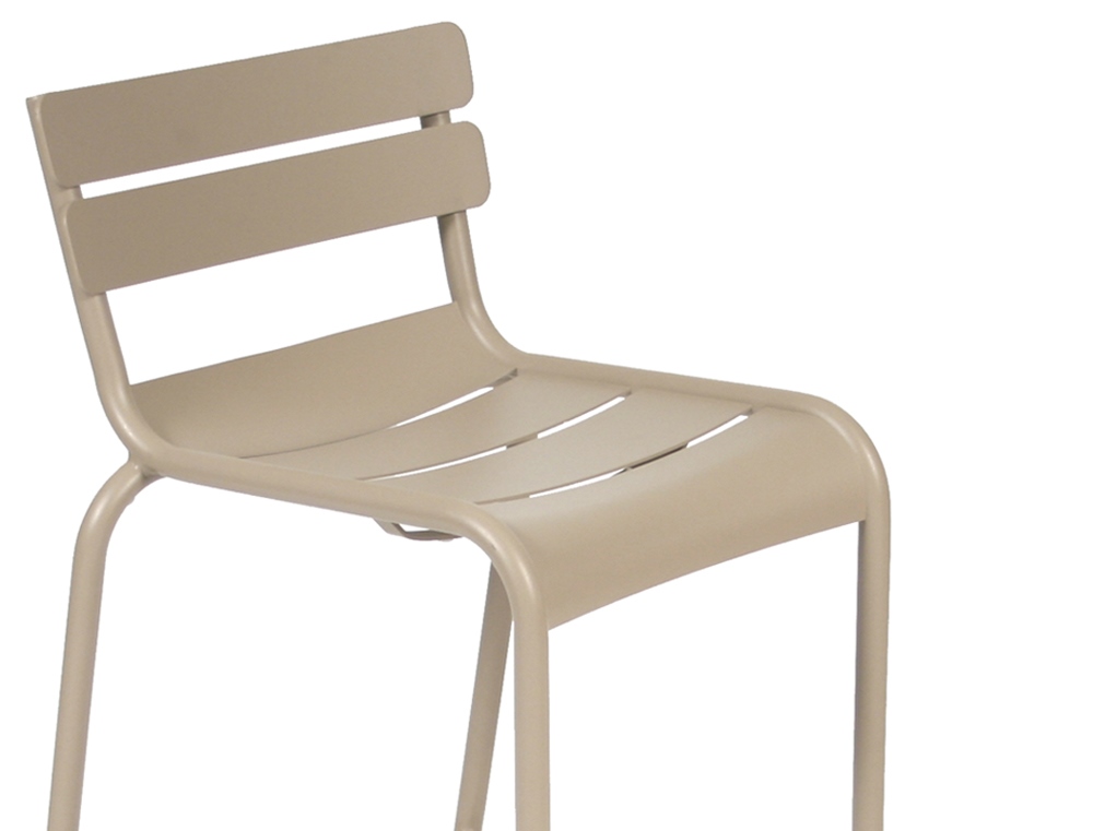 Nahaufnahme des Fermob Luxembourg Barhockers in Beige, ideal für den Außenbereich.