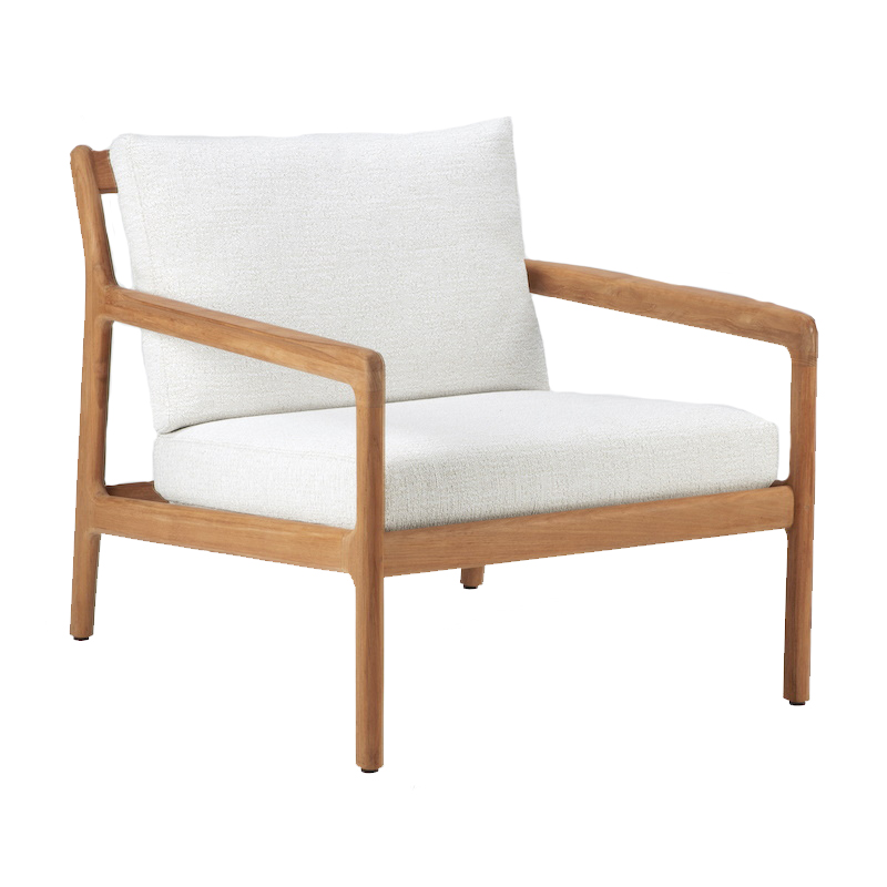 Jack Outdoor Loungesessel aus Teakholz mit weißen Polstern für Garten und Terrasse.