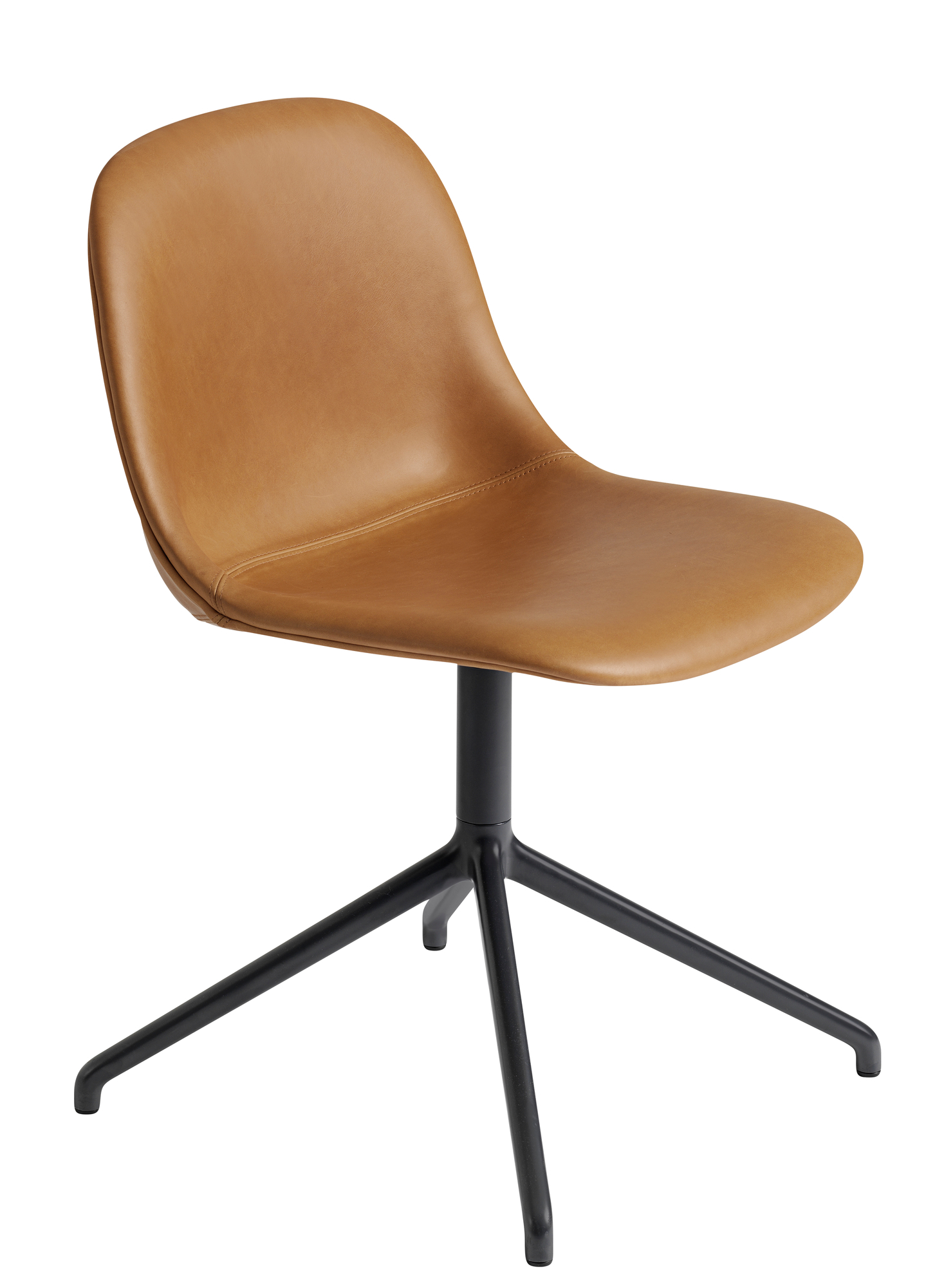 Muuto Fiber Side Chair mit Drehfuß, Lederbezug in Cognac und schwarzem Gestell.