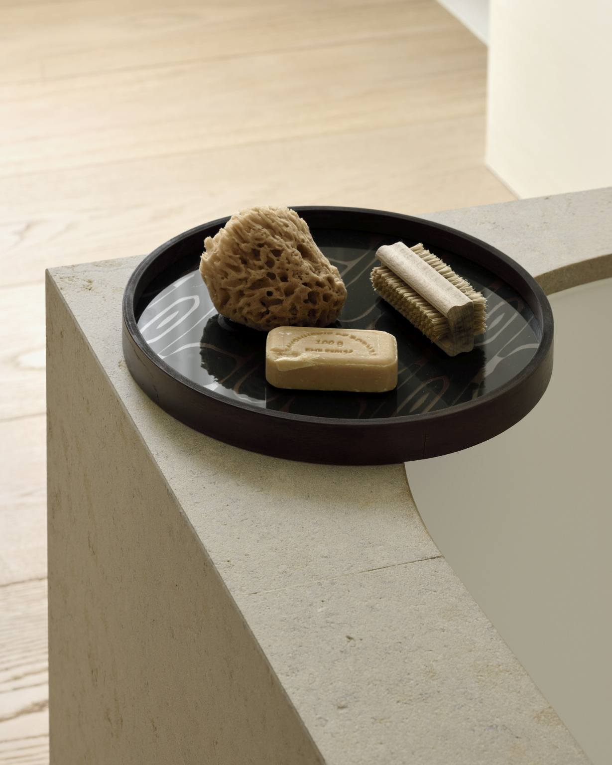 Second Nature Valet Trays Tablett von Ethnicraft mit Seife, Schwamm und Bürste im Badezimmer.