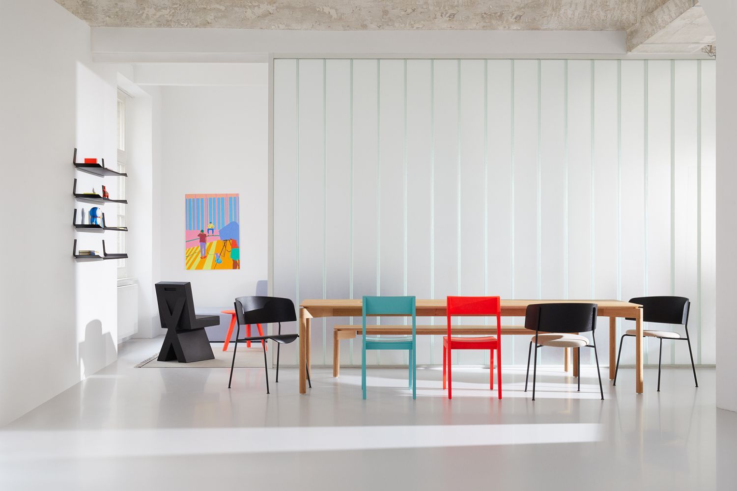 Heller Raum mit Esstisch aus Holz und bunten Stühlen, modernes Möbeldesign für Esszimmer.