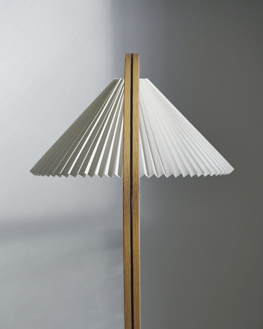 Gubi Timberline Stehleuchte mit plissiertem Lampenschirm und Holzfuß, modernes Design für Wohnzimmer und Schlafzimmer.