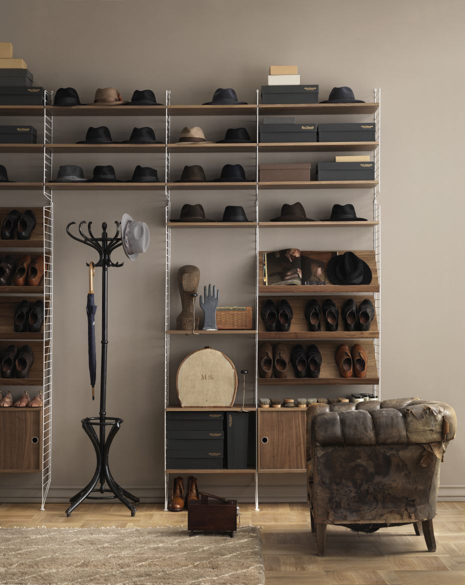 Wohnzimmer KONFIGURATIONEN L4 String Furniture: Begehbarer Kleiderschrank mit Hüten, Schuhen und Accessoires auf Holzregalen.