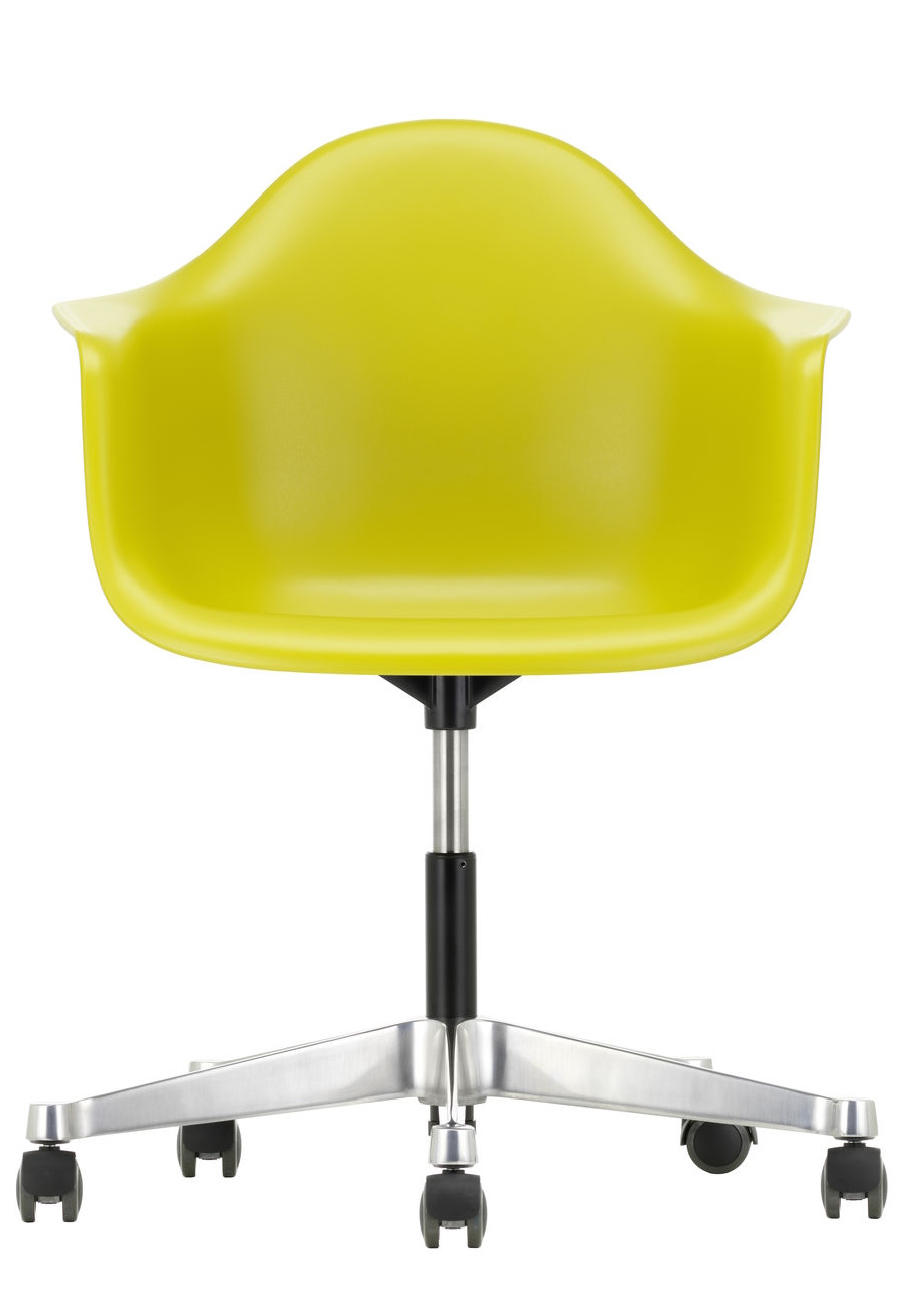 Gelber Eames Plastic Arm Chair PACC Stuhl von Vitra mit Rollen und silbernem Fußkreuz.