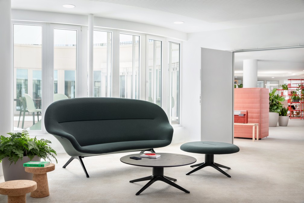 Abalon Platform Ottoman von Vitra in modernem Büroambiente mit Sofa und Beistelltisch.