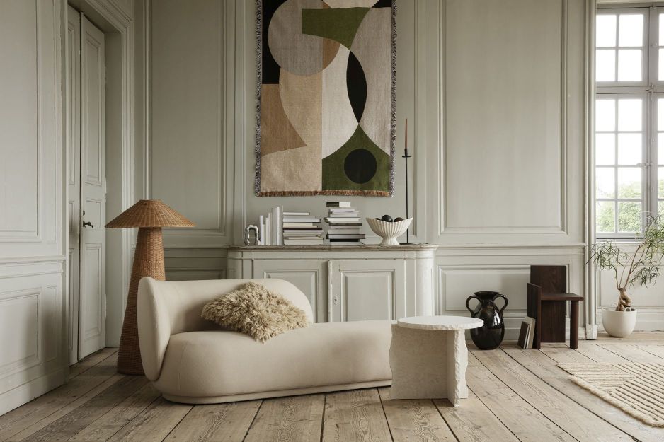 Dou Stehleuchte von Ferm Living aus Rattan im stilvollen Wohnzimmerambiente.