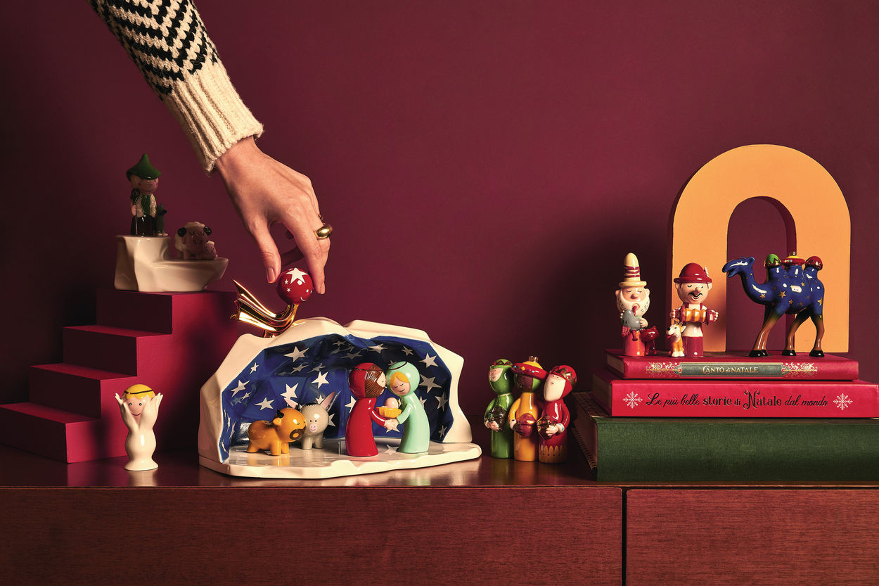Alessi Weihnachtskrippe "Happy Eternity Baby" (AGJ01 11) mit Figuren und Hand, festliche Weihnachtsdekoration.