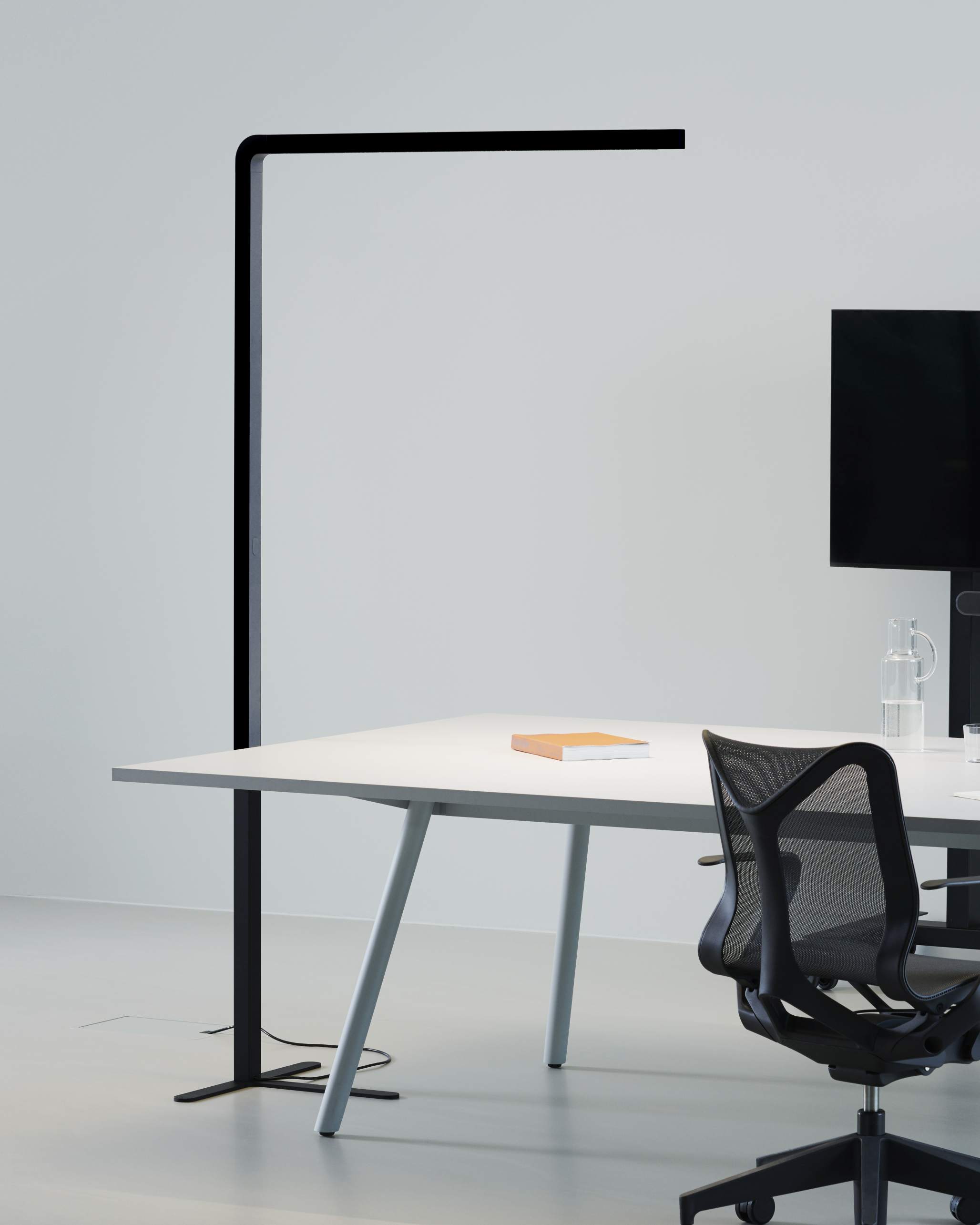 Team Agile Stehleuchte in Grau, moderne Büroeinrichtung mit Schreibtisch, Bürostuhl und minimalistischem Design.