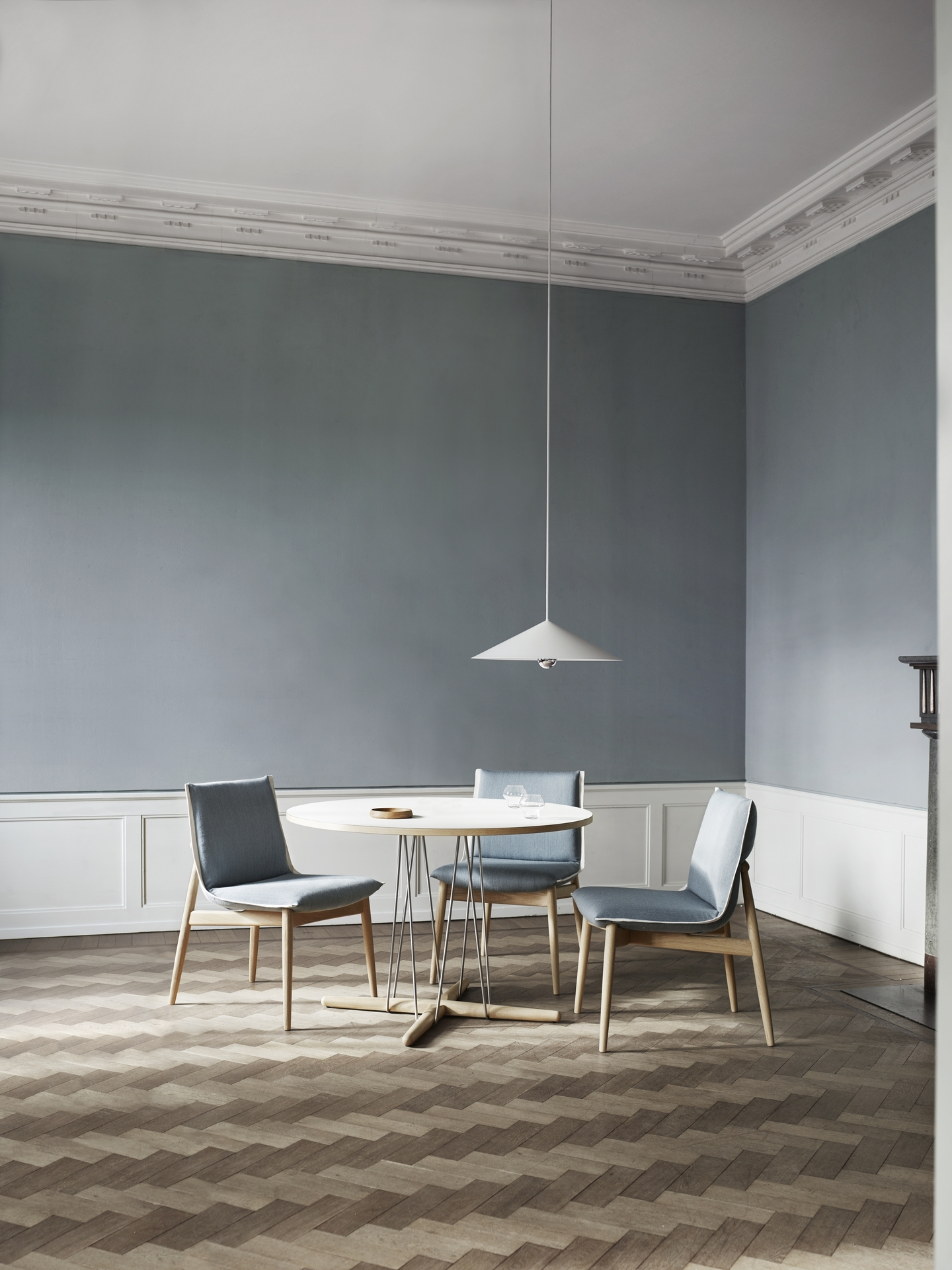 E020 Embrace Tisch von Carl Hansen & Søn mit Stühlen in einem stilvollen Esszimmer.