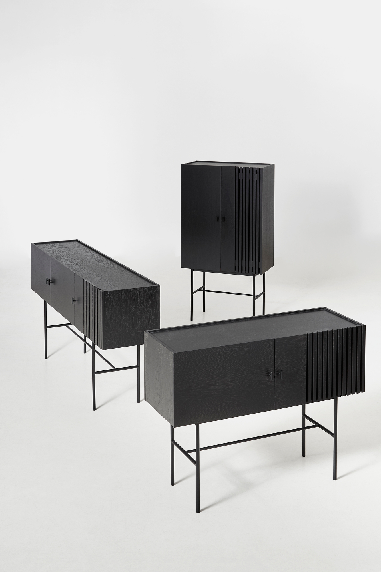 Schwarzes Array Sideboard von Woud: Modernes Sideboard mit Türen und filigranem Metallgestell.