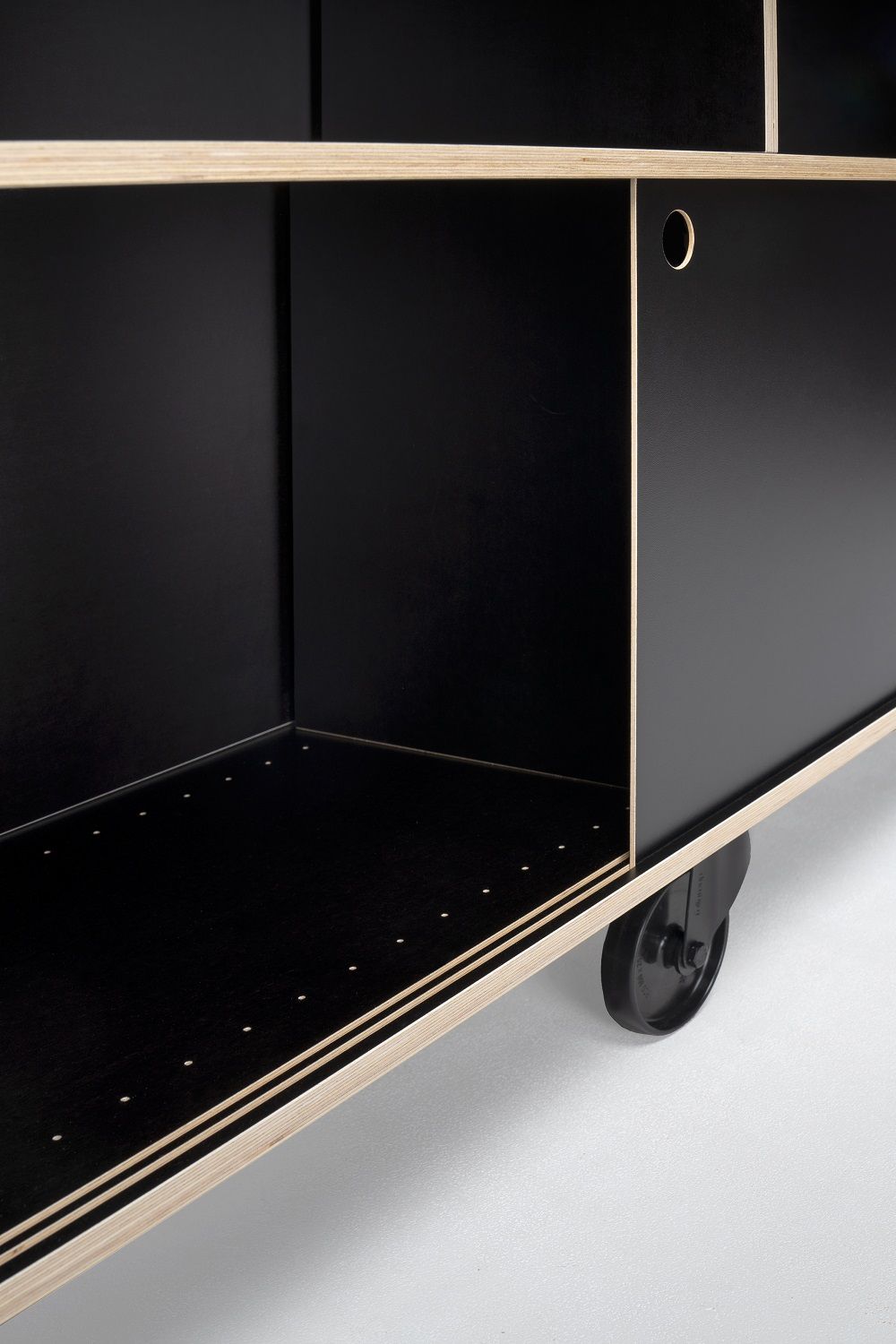 Detailaufnahme des Rockboard Sideboards von Nils Holger Moormann, ein schwarzes Regal auf Rollen mit Fächern.
