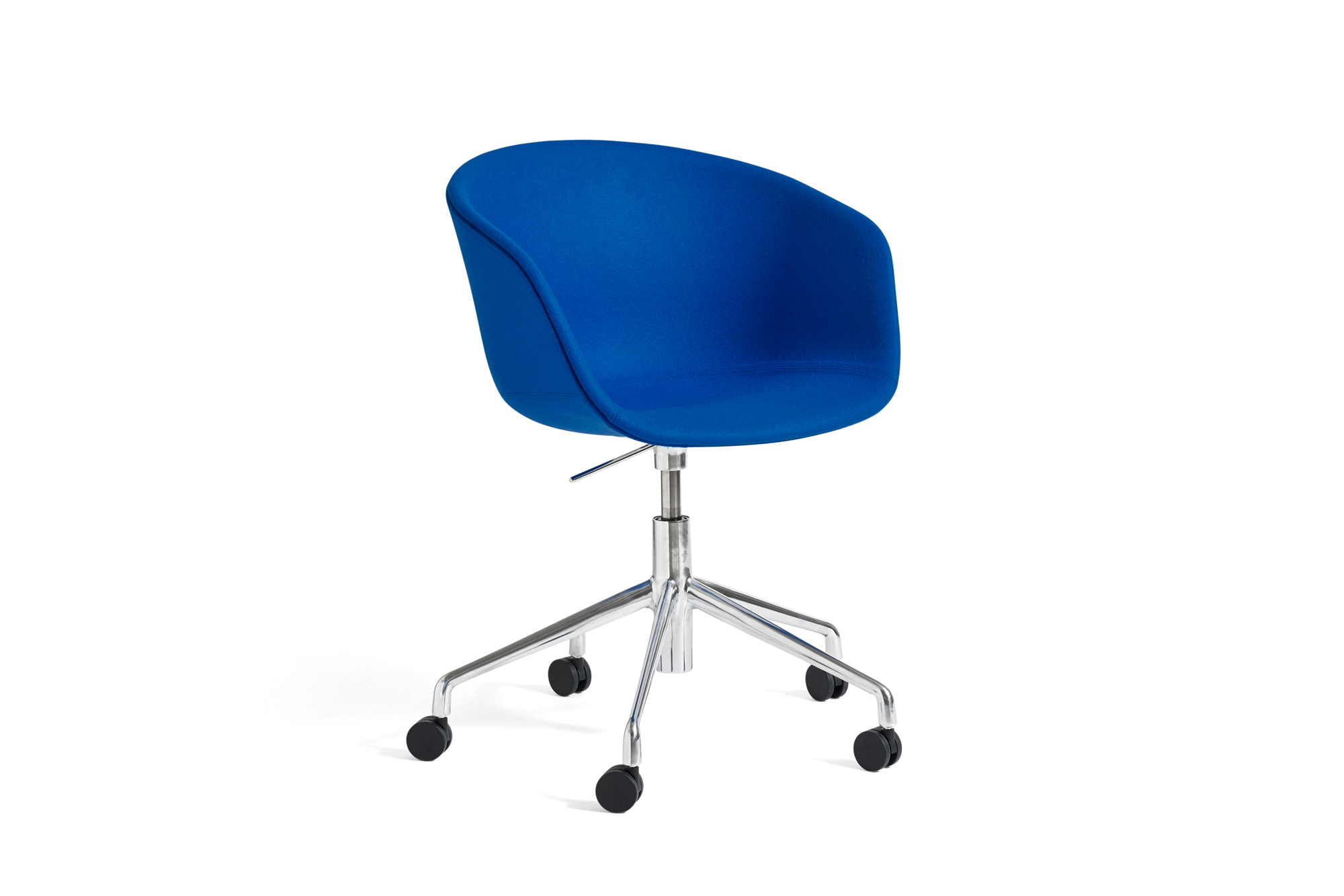 Blauer About a Chair AAC53 Drehstuhl von Hay mit Vollpolster und Rollen.