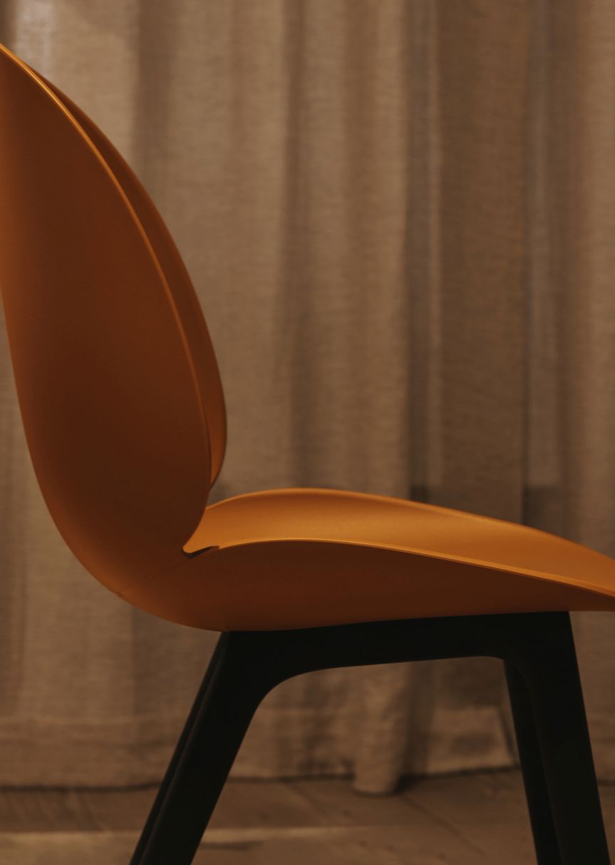 Detailaufnahme: Ungepolsterter Beetle Chair Esszimmerstuhl in Alabaster White mit schwarzem Gestell. Gubi Stuhl Design.