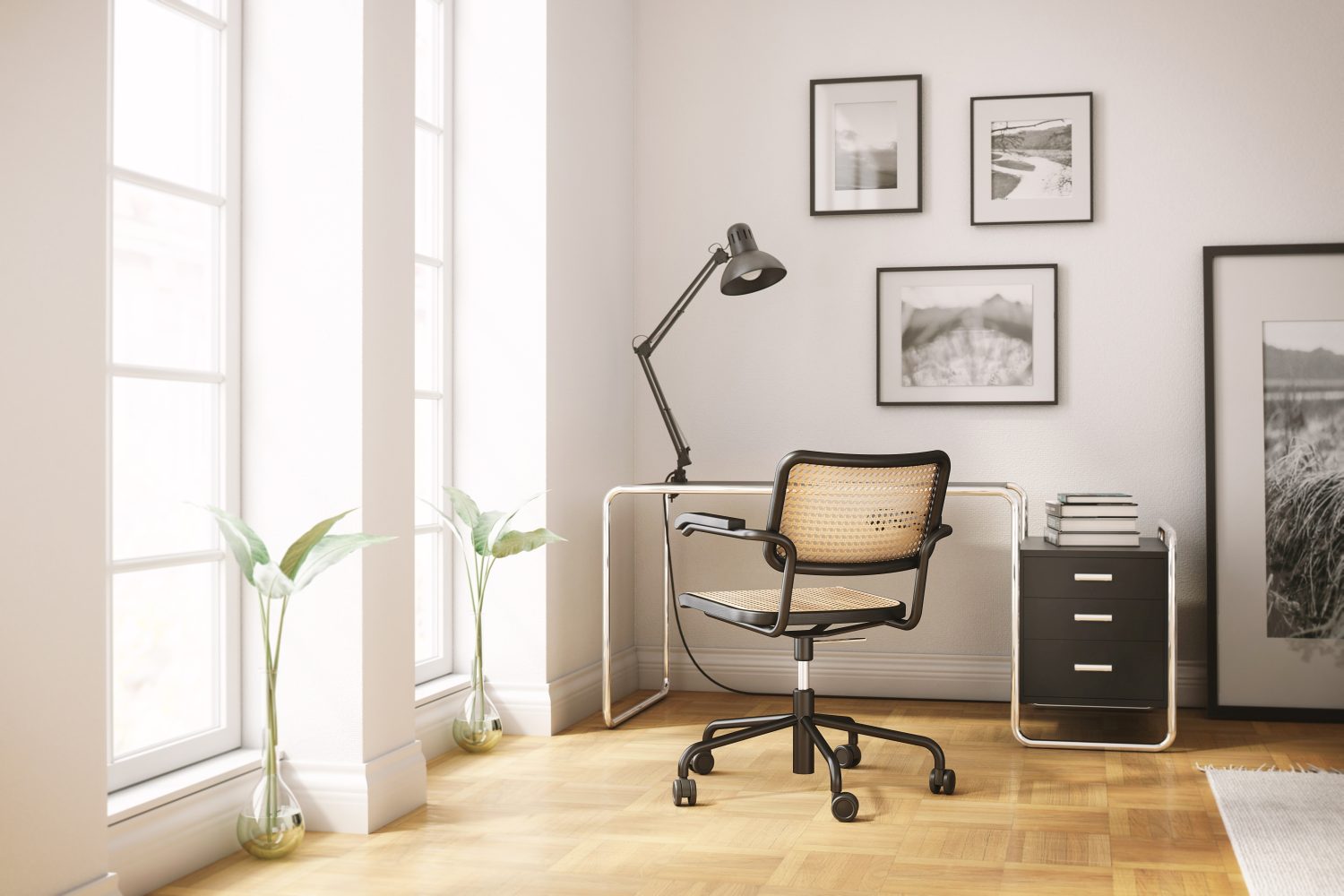Moderner Bürostuhl mit Rattangeflecht, Schreibtisch, Lampe und Dekoration in einem hellen Arbeitszimmer.