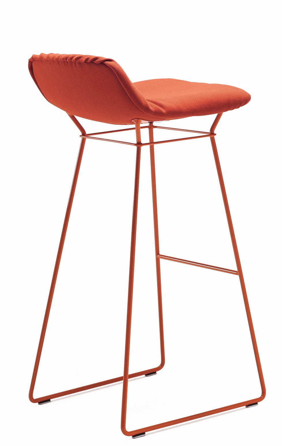Oranger Leya Barhocker Low von Freifrau Manufaktur mit Stoffbezug und filigranem Metallgestell.
