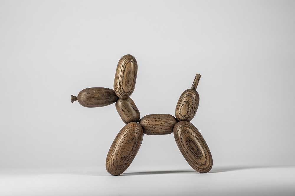 Ballon d’Og Holzfigur Hund aus geräucherter Eiche, dekorative Holzskulptur für Kinderzimmer.