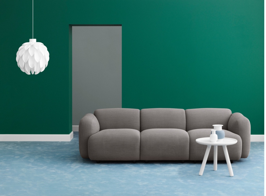 Graues Modulsofa im Wohnzimmer mit Lampe und Beistelltisch, modernes Design für Wohnraumgestaltung.