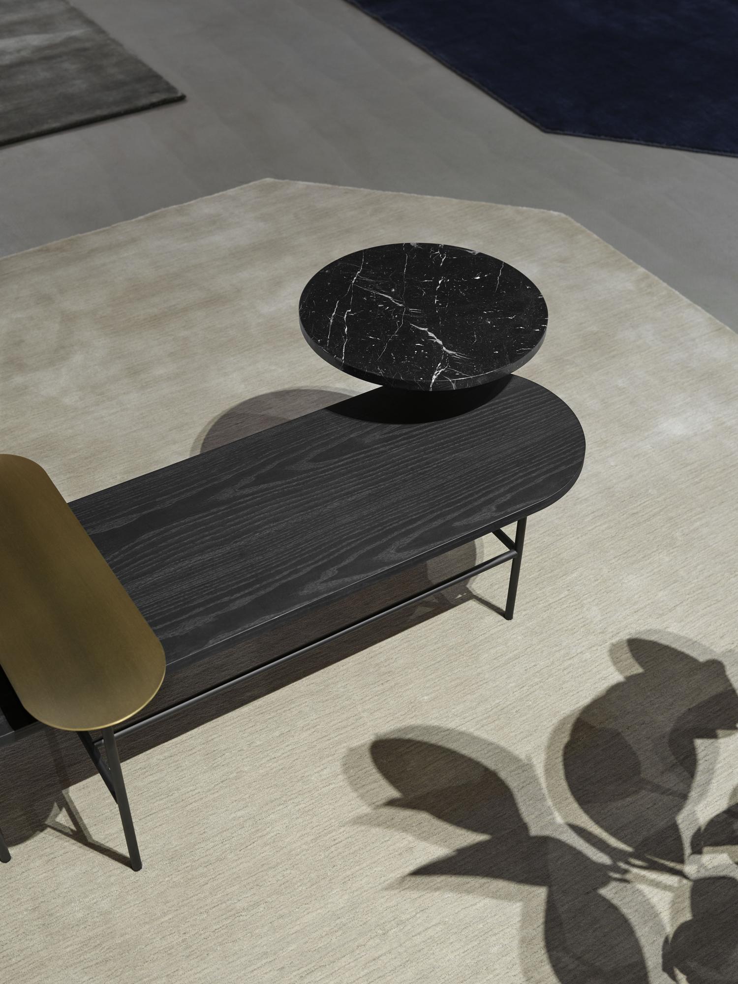 AndTradition Palette Table JH7 Couchtisch mit schwarzer Holzplatte und Marmorplatte. Design Couchtisch.