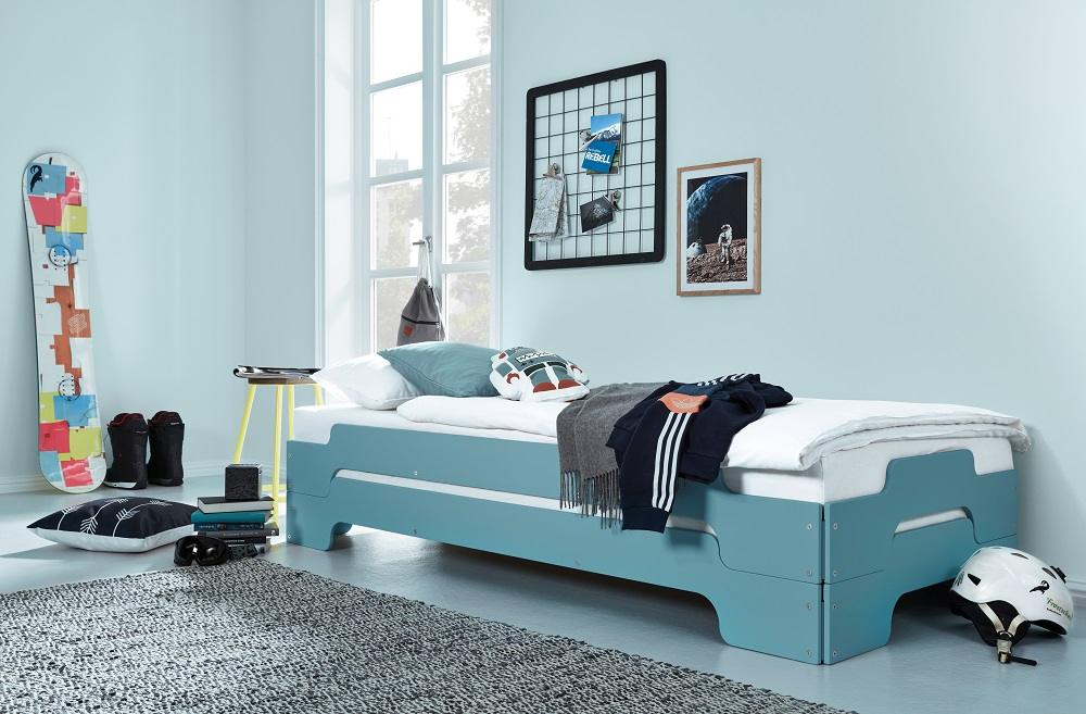 Blaue Stapelliege Komfort von Müller Möbelwerkstätten im modernen Kinderzimmer mit Snowboard und Accessoires.