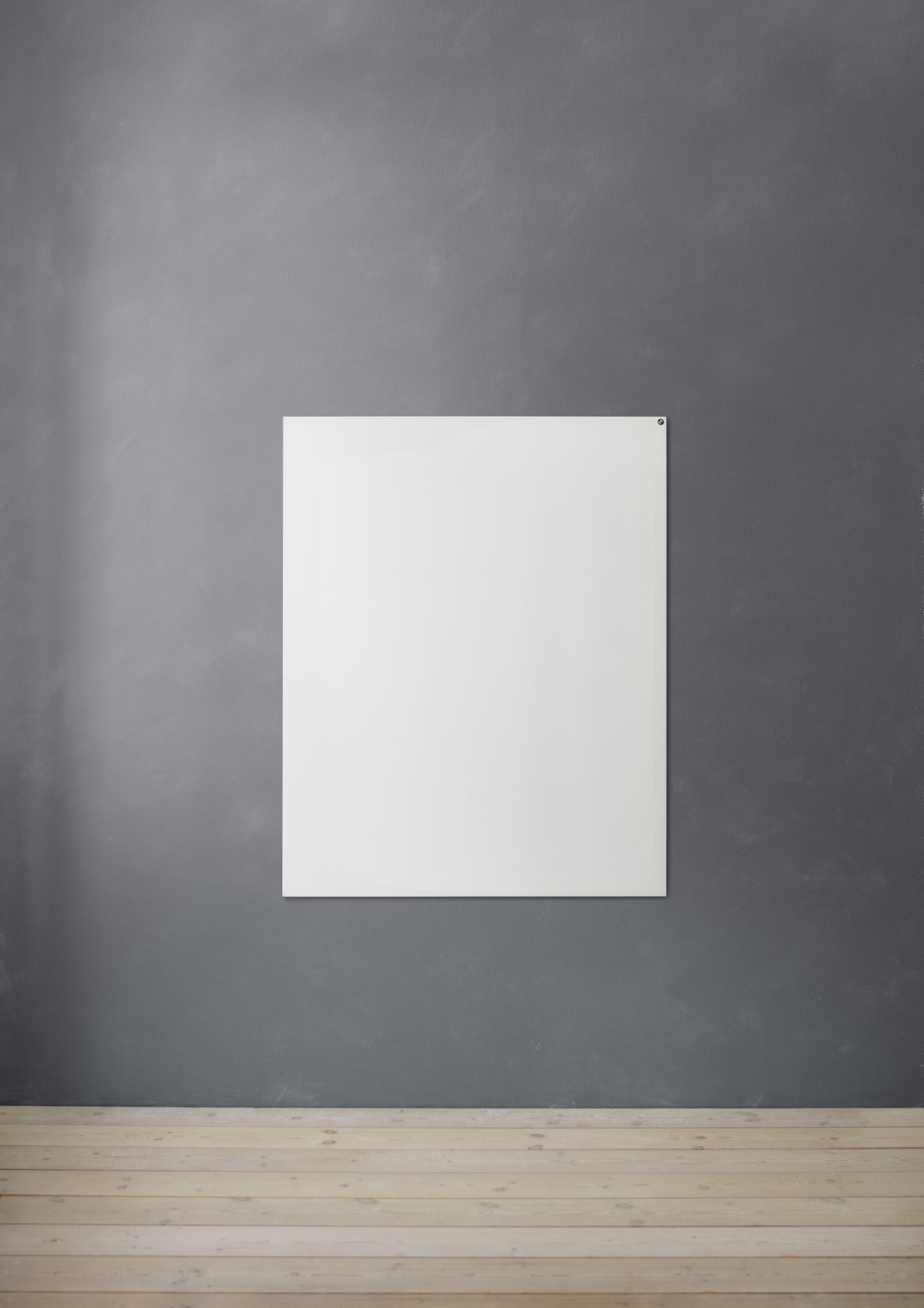 Weiße Chat Board Elements Wandtafel, magnetische Glastafel an grauer Wand im minimalistischen Raum.