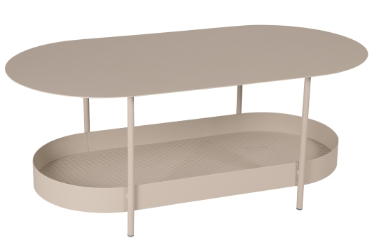Beigefarbener Fermob Salsa Outdoor Tisch mit ovaler Tischplatte und Ablage für Garten und Terrasse.