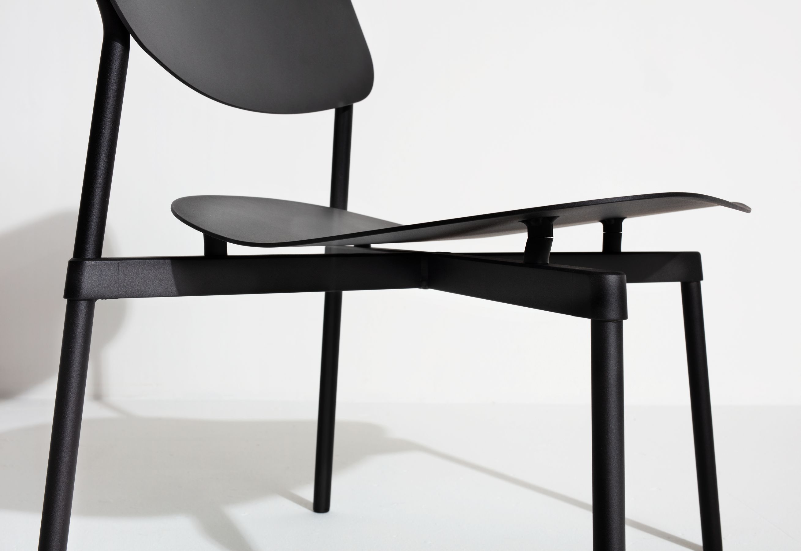 Schwarzer Fromme Lounge Chair Sessel von Petite Friture, moderner Designstuhl für Wohnzimmer und Büro.
