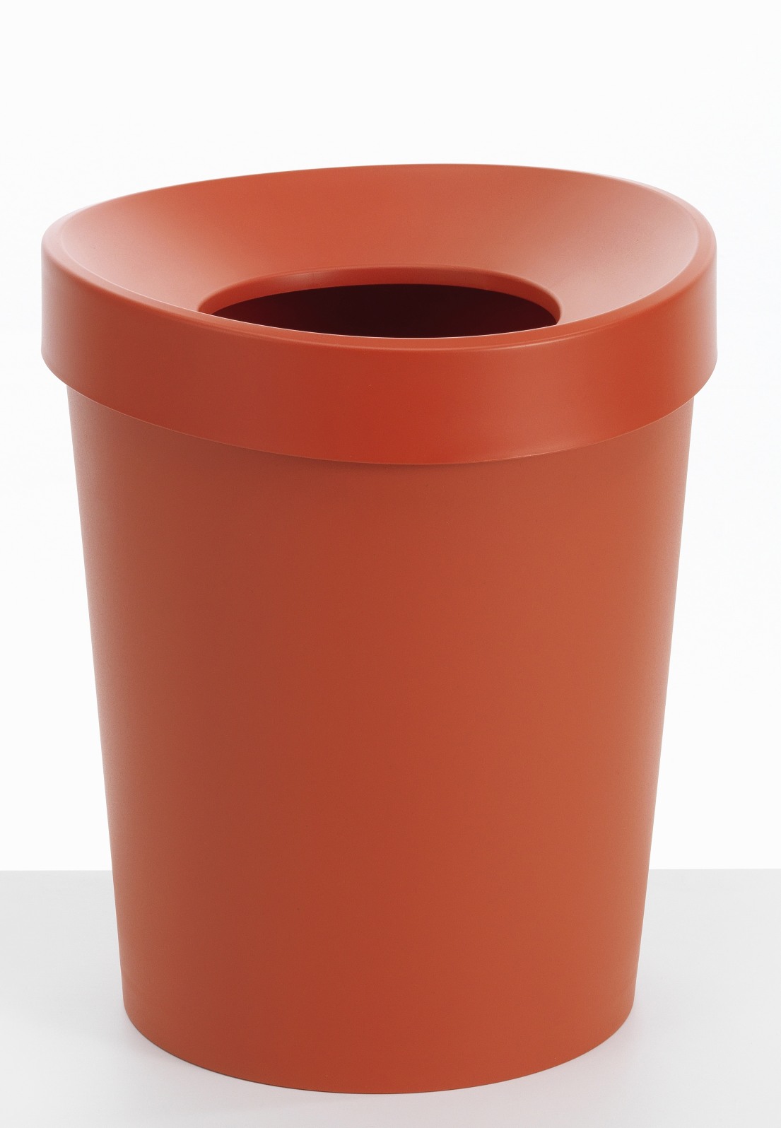 Oranger "Happy Bin" Papierkorb von Vitra, ein moderner Abfalleimer für Büro und Zuhause.