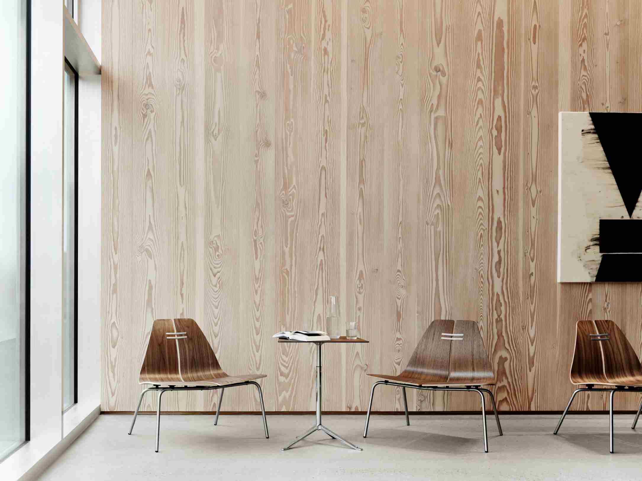 PK23 Loungesessel von Fritz Hansen aus Holz und Stahl im modernen Wohnzimmer.