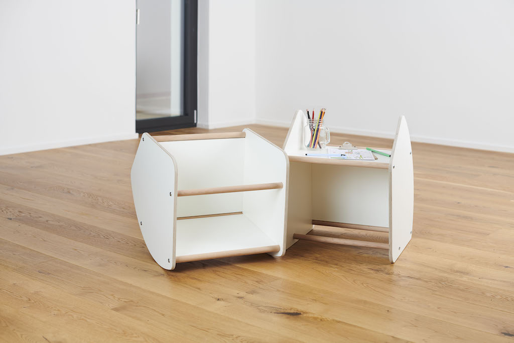 Tojo Kids Multi: Schaukel und Hocker aus Holz, verwandelt in Kindertisch mit Stift und Papier.