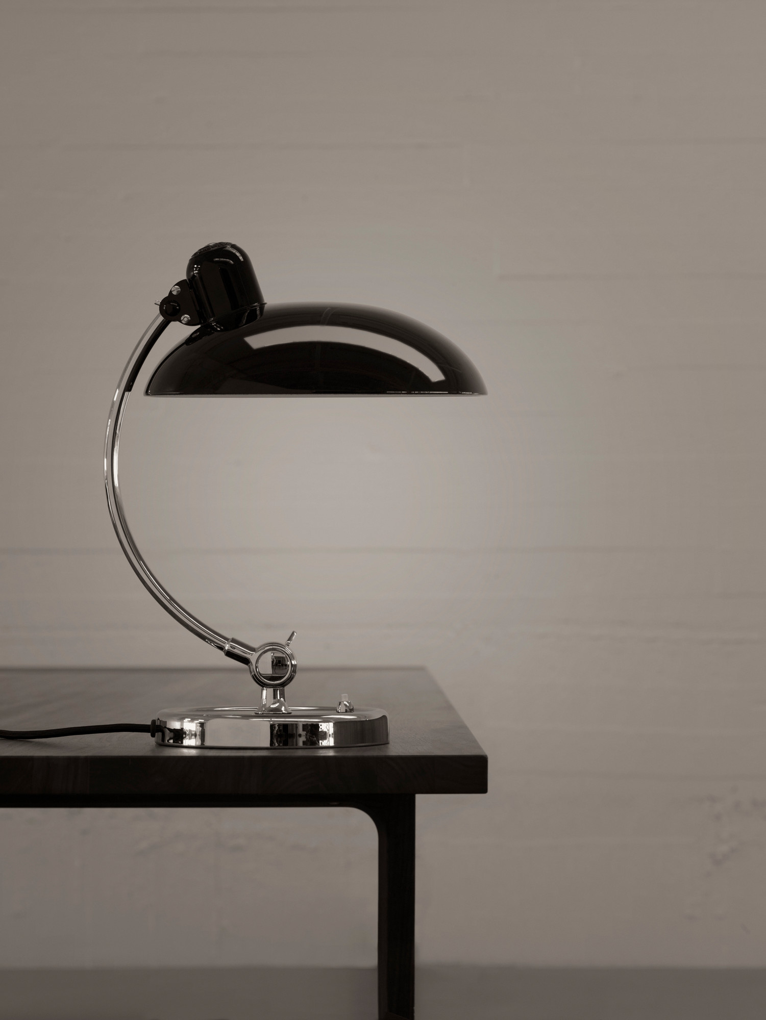 Schwarze Kaiser idell Tischleuchte 6631 T von Fritz Hansen mit hochglänzendem Schirm.