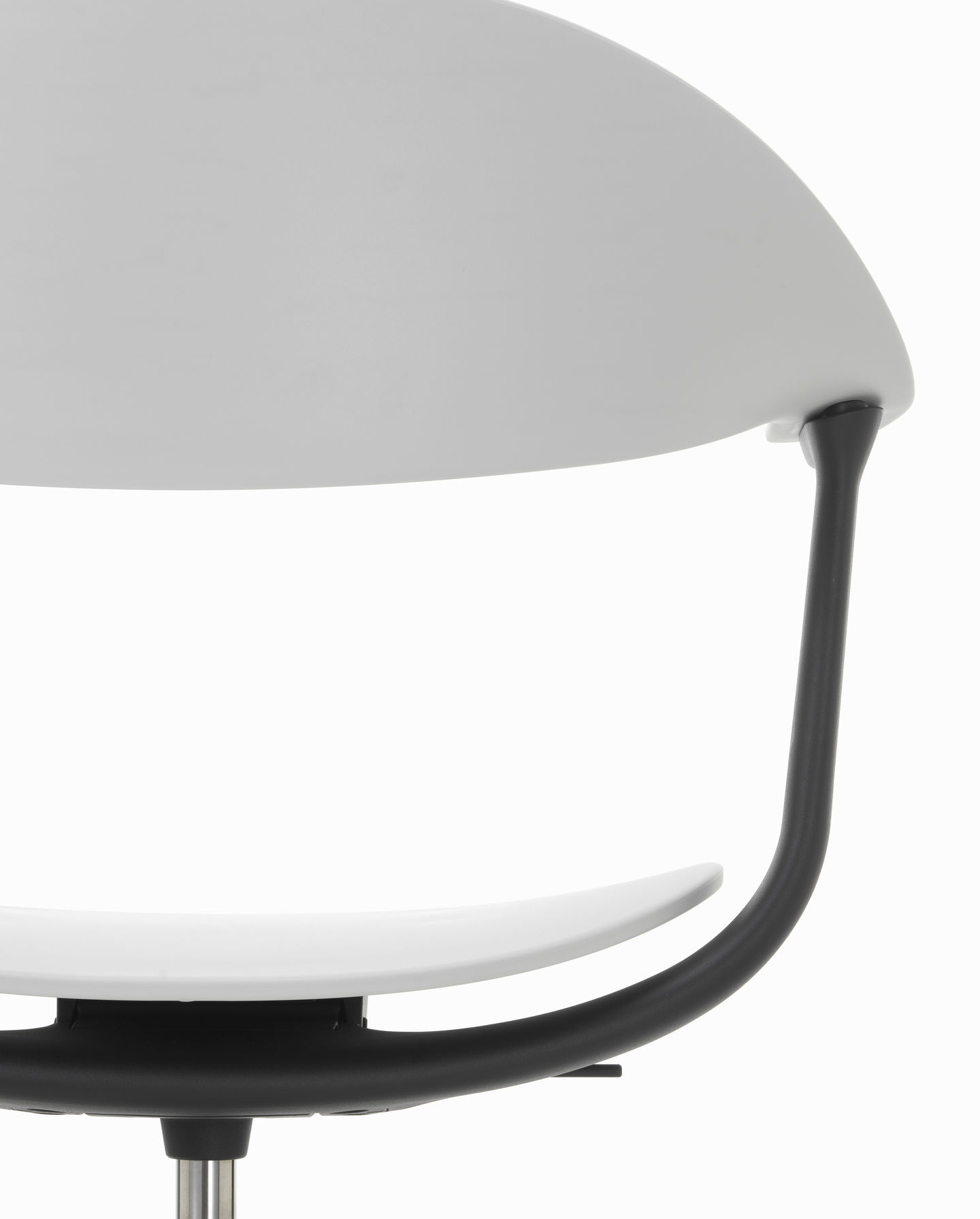 Detailaufnahme des Mynt Bürodrehstuhls von Vitra: Weiße Kunststoffschale, schwarzes Gestell, ergonomisches Design für komfortables Sitzen.